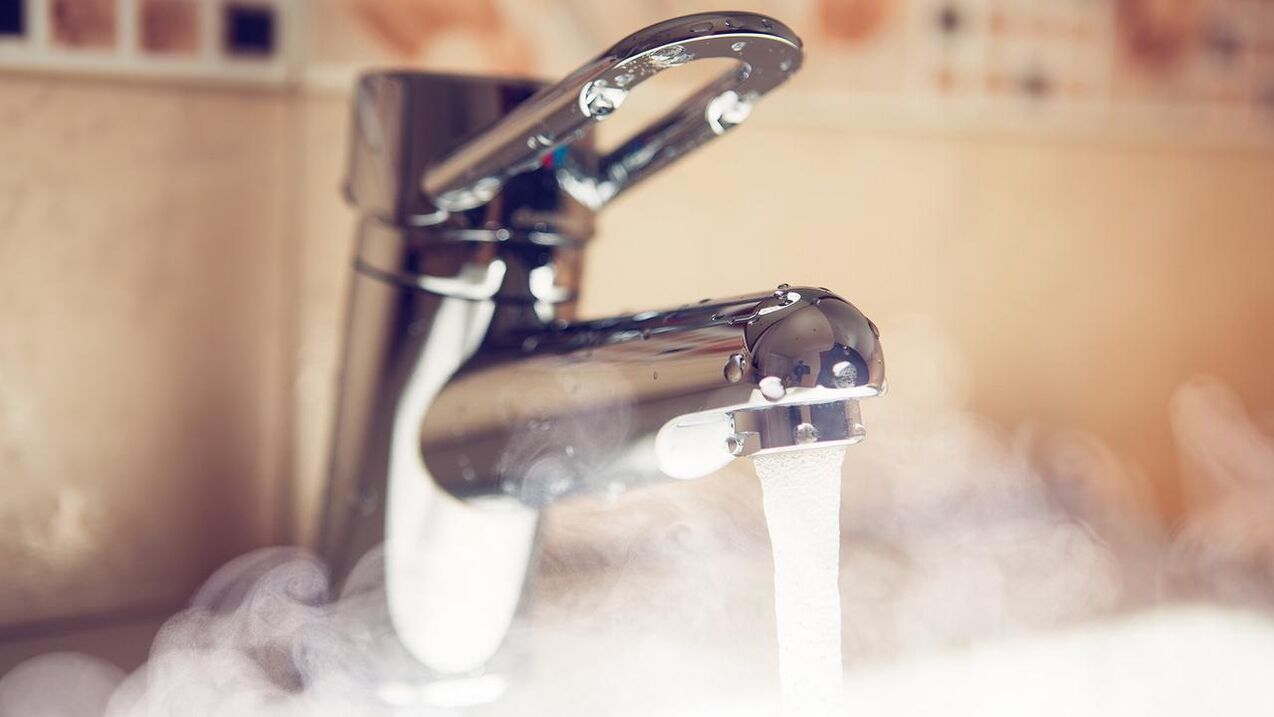 robinet d'eau chaude pour vaporiser le pénis avant l'agrandissement avec du soda
