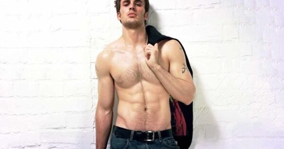 homme brutal avec un pénis agrandi